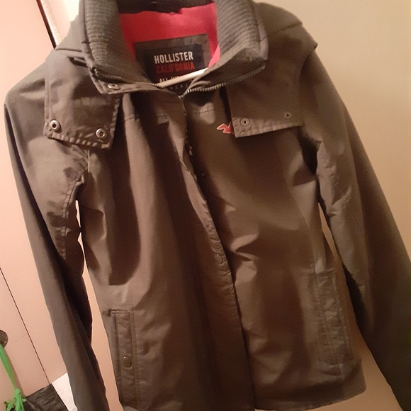 Hollister - Picture 3 of 3